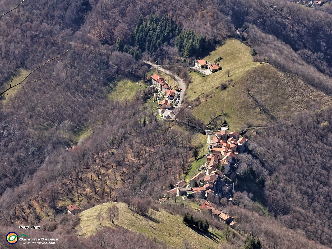 69 Dal Monte Tesoro bella vista sullo splendido borgo di Sogno.JPG